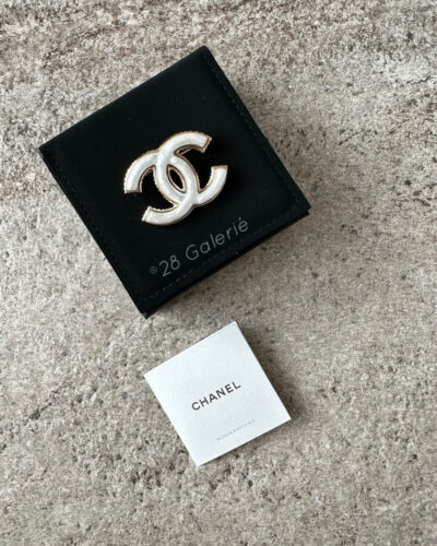 C:\Users\pickle.rick.io\Desktop\Chanel 23P Logo Brooch in Resin Pearl and Gold Hardware