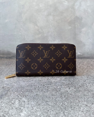 Louis Vuitton Zippy Wallet in Monogram Canvas & Gold Hardware (Fuchsia Interior)