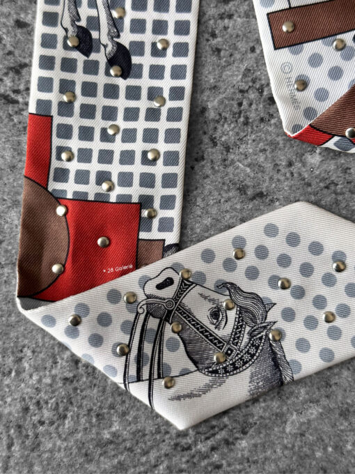 Hermès Blanc/Gris/Brun Cavalier en Formes Studded Twilly