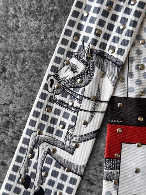 Hermès Blanc/Gris/Brun Cavalier en Formes Studded Twilly