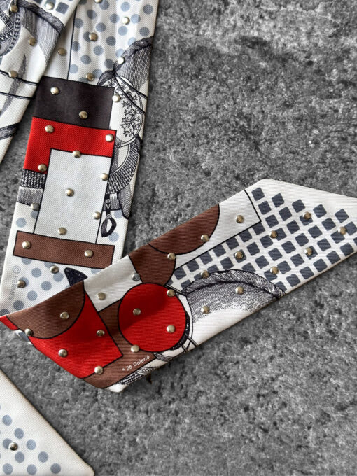Hermès Blanc/Gris/Brun Cavalier en Formes Studded Twilly