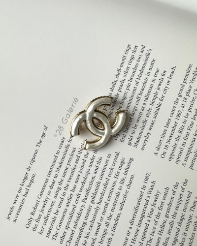 C:\Users\pickle.rick.io\Desktop\Chanel 23P Logo Brooch in Resin Pearl and Gold Hardware