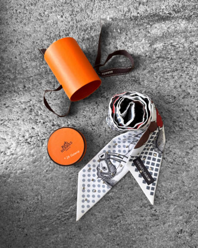 Hermès Blanc/Gris/Brun Cavalier en Formes Studded Twilly