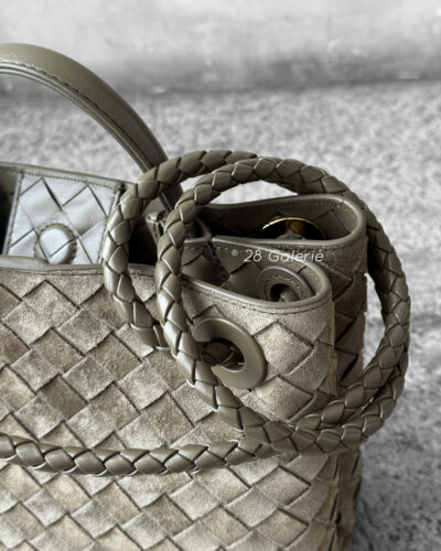 Bottega Veneta Small Andiamo Top Handle Bag in Cypress Intrecciato suede. A refined, structured silhouette showcasing timeless craftsmanship and elegance.