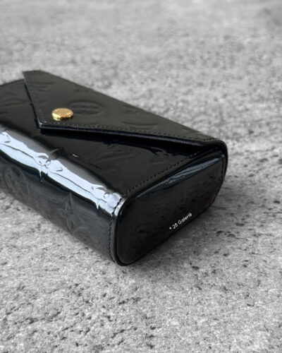 Louis Vuitton Black Patent Pochette Lucy Monogram Vernis Pouch, a sleek and compact design in glossy patent leather with timeless LV elegance.