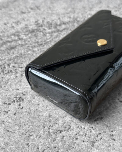 Louis Vuitton Black Patent Pochette Lucy Monogram Vernis Pouch, a sleek and compact design in glossy patent leather with timeless LV elegance.